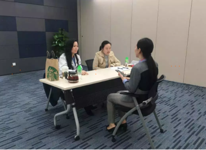 在微众银行办公楼，三甲医院专家为员工提供一对一问诊服务